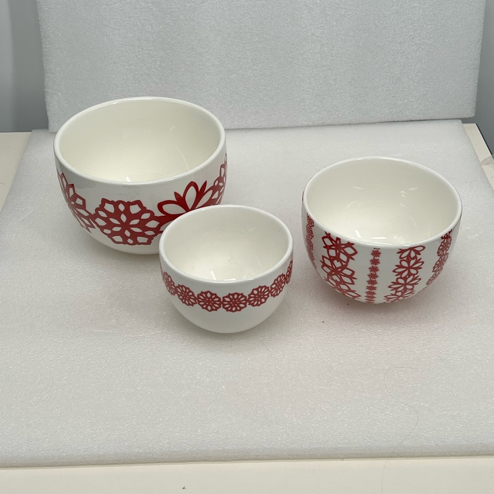 Crate & Barrel White & Red 3 Snowflakes Holiday Christmas Nesting Bowls EUC